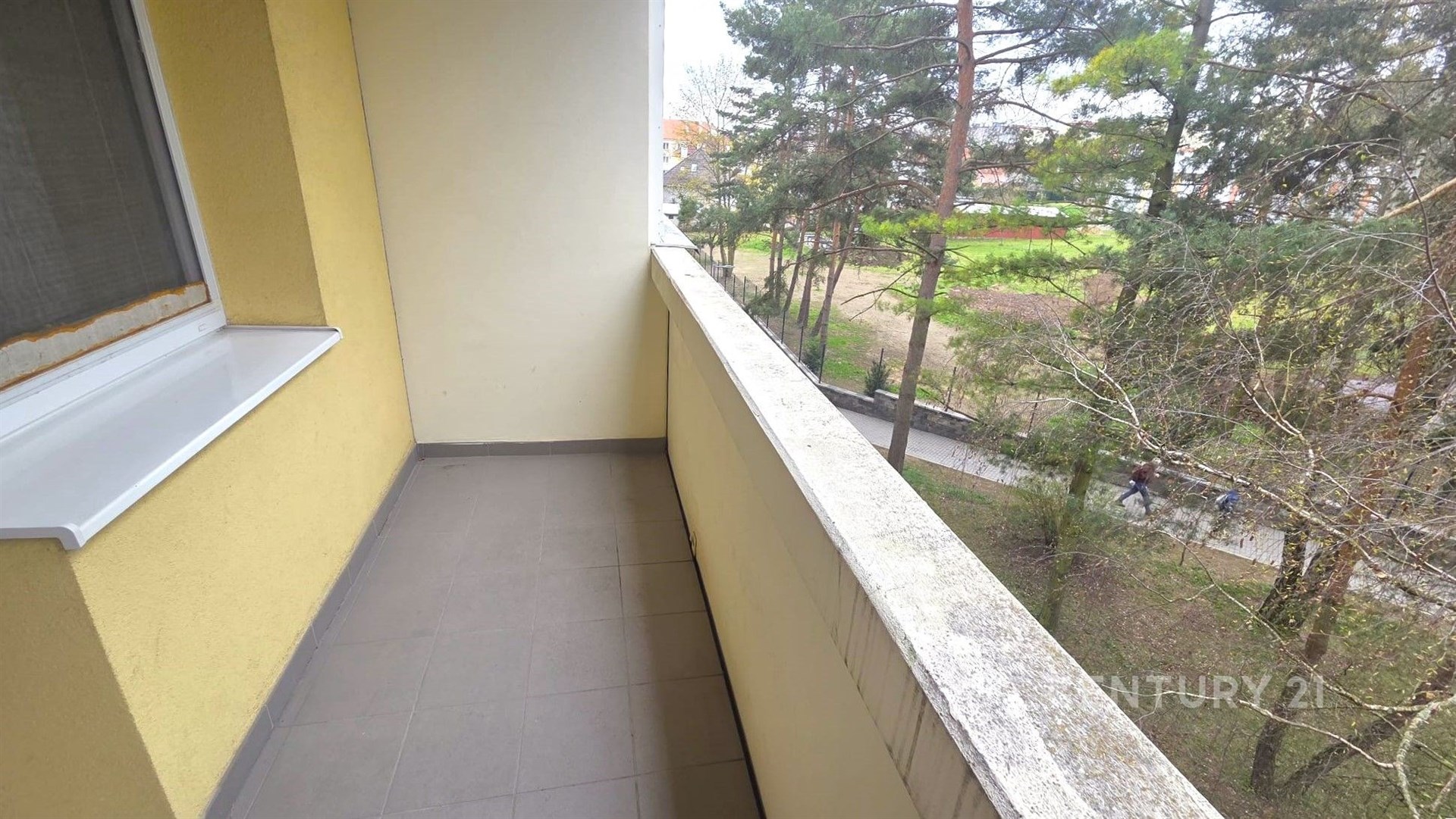 Balkon s dlažbou a výhledem na zeleň, nabízí příjemný prostor pro relaxaci. Umístěný v moderním rekonstruovaném objektu.