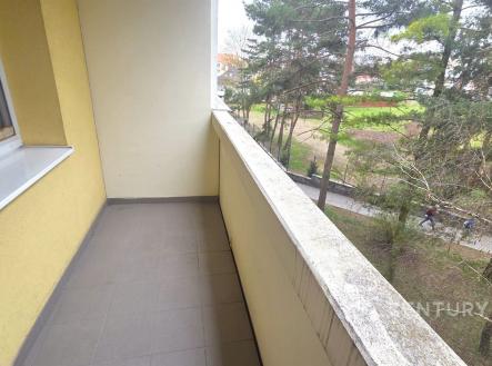 Balkon s dlažbou a výhledem na zeleň, nabízí příjemný prostor pro relaxaci. Umístěný v moderním rekonstruovaném objektu. | Pronájem bytu, 1+1, 33 m²