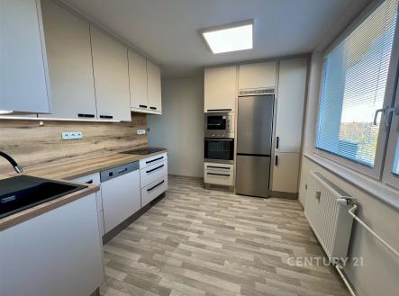 Moderní kuchyň s laminátovou podlahou, vestavěné spotřebiče a velká okna nabízejí světlý prostor vhodný pro rodinné vaření | Pronájem bytu, 3+1, 73 m²