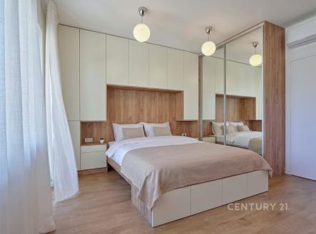 Prostorná ložnice, vestavěné skříně, parketová podlaha, moderní design, velká okna zajišťují světlost a vzdušnost, elegantní uspořádání. | Prodej bytu, 1+kk, 39 m²