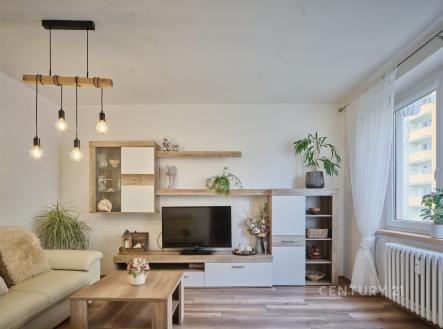 Světlý obývací pokoj s moderní parketovou podlahou, velkými okny a elegantním nábytkem ve světlém dřevě, vhodný pro komfortní bydlení. | Prodej bytu, 3+1, 76 m²