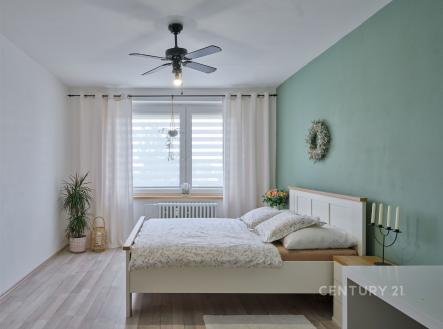 Světlá ložnice s parketovou podlahou, velkými okny a moderním nábytkem. | Prodej bytu, 3+1, 76 m²