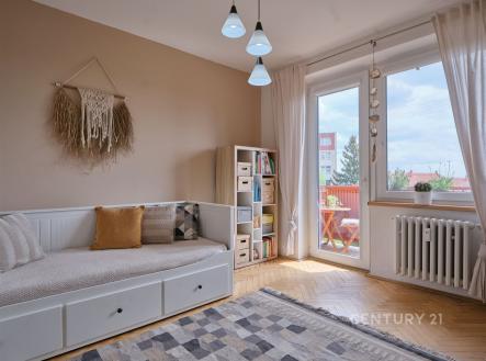 Světlý obývací pokoj s parketovou podlahou, velkými okny a moderním nábytkem, poskytuje pohodlný prostor ve stylu skandinávského designu. | Prodej bytu, 3+1, 76 m²