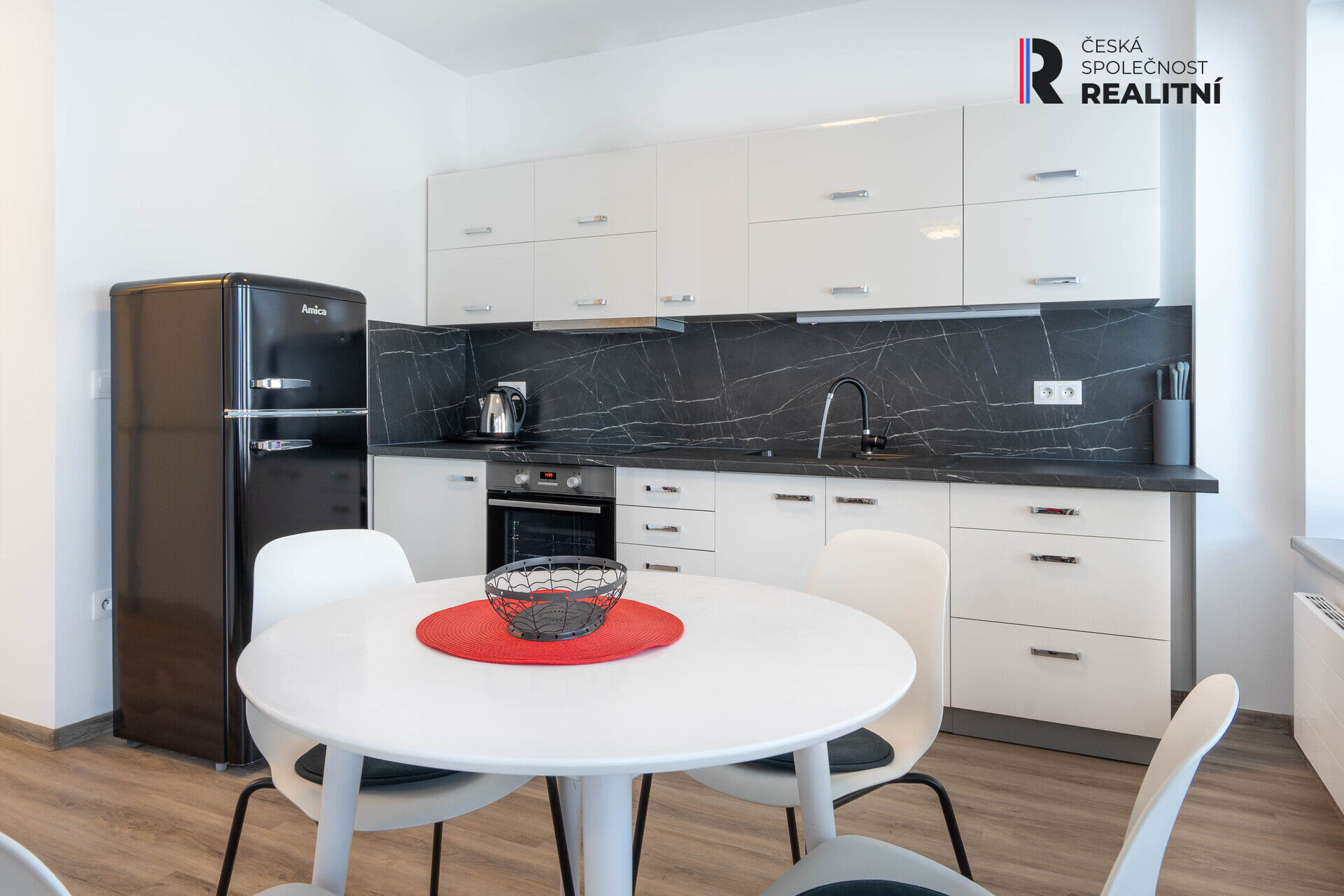 Pronájem vybaveného bytu 1kk v novostavbě BD, Zlín centrum, Lorencova ul. + kryté parkovací stání