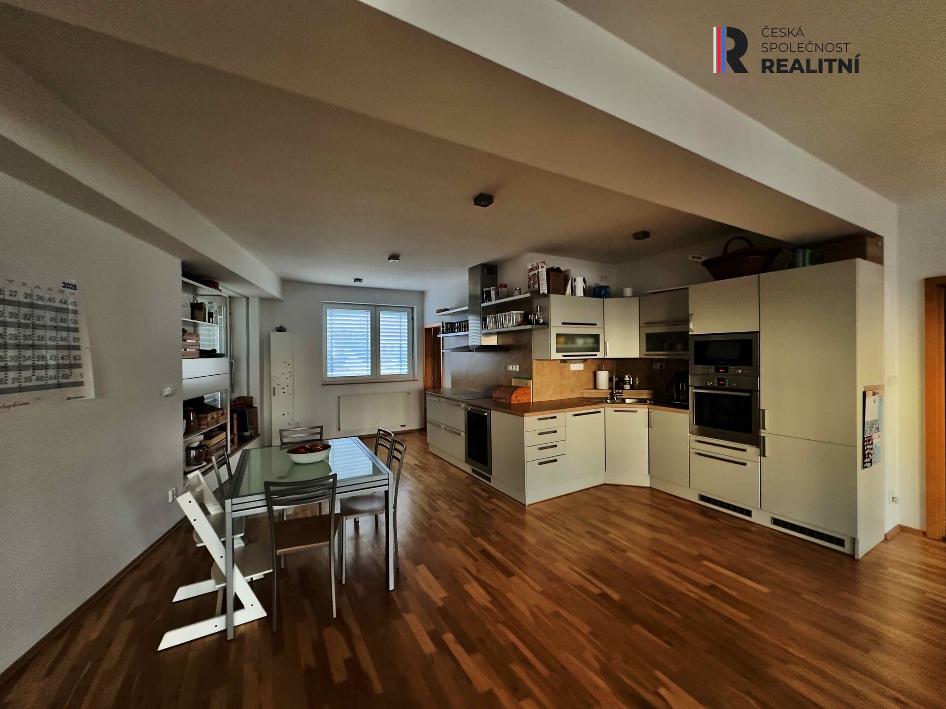 Prodej výjimečně prostorného bytu 3+2 se 3 koupelnami a terasami v srdci Kroměříže na náměstí Míru.