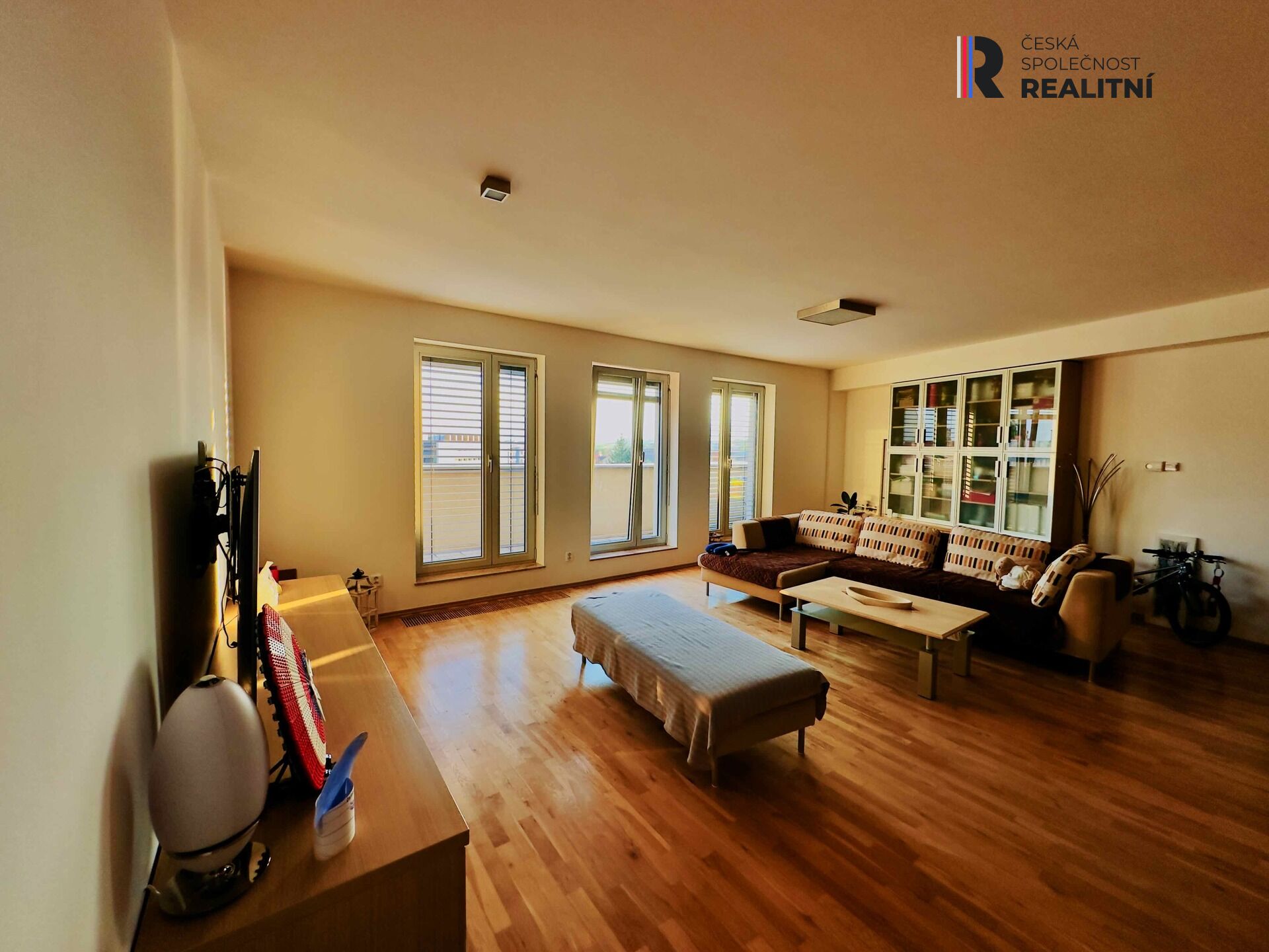 Prodej výjimečně prostorného bytu 3+2 se 3 koupelnami a terasami v srdci Kroměříže na náměstí Míru.