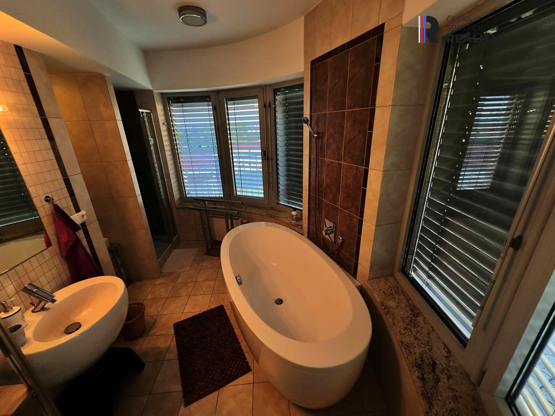 Prodej výjimečně prostorného bytu 3+2 se 3 koupelnami a terasami v srdci Kroměříže na náměstí Míru.