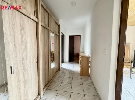 Chodba se skříněmi | Prodej - dům/vila, 313 m²