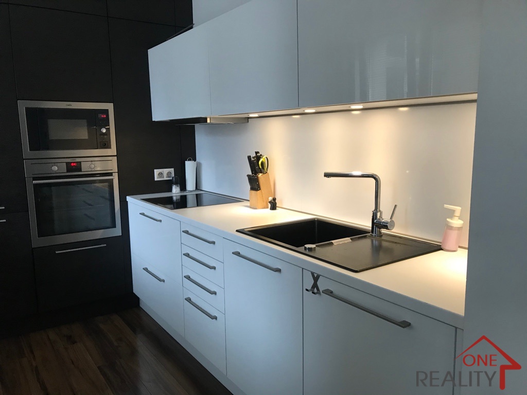 0BF4FA25-C0D0-40B2-B6E7-7A484F901A47_1_105_c