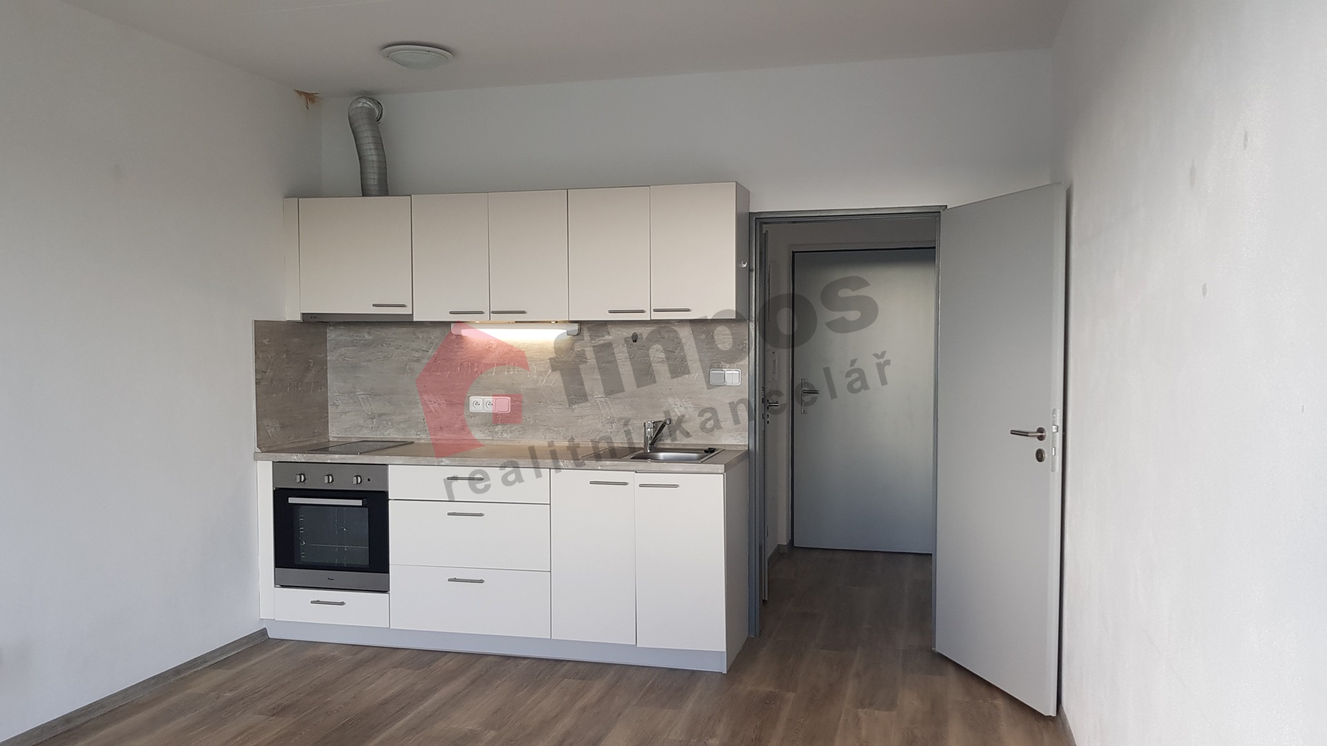 Na pronájem byt 1+KK č. 005 s velkou terasou a komorou naproti vstupním dveřím do bytu v Telči