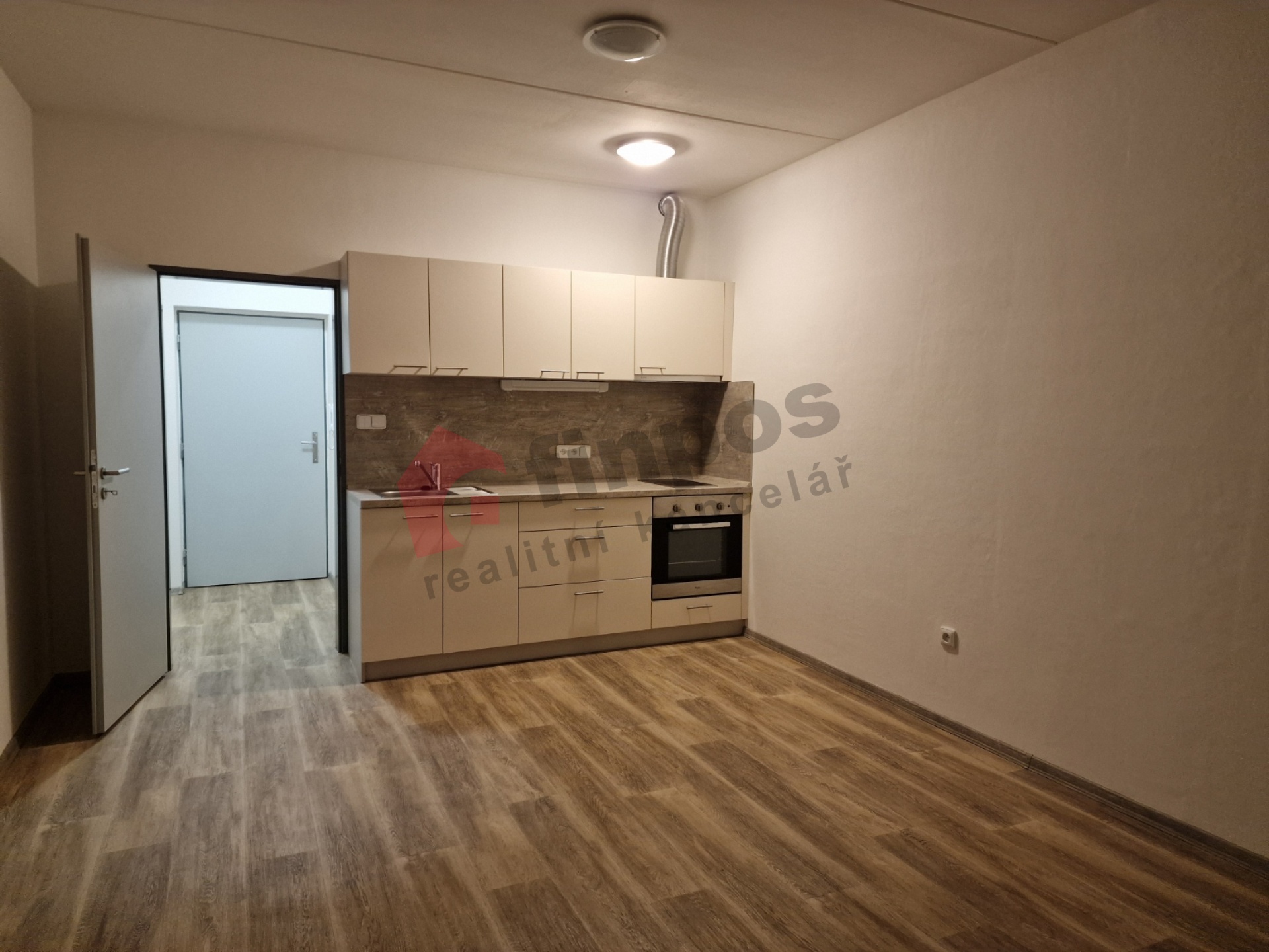 Na pronájem byt 1+KK č. 103 s velkou terasou a komorou naproti vstupním dveřím do bytu v Telči