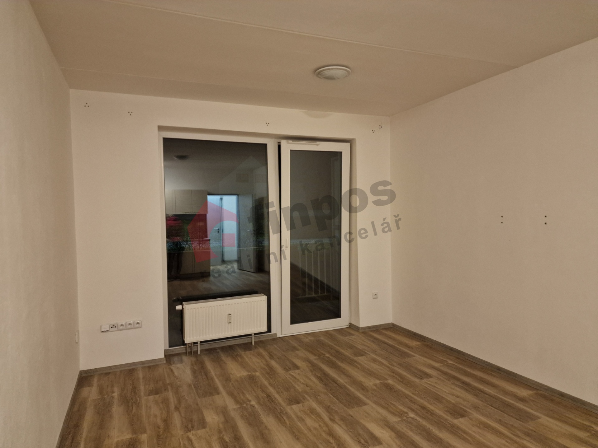 Na pronájem byt 1+KK č. 103 s velkou terasou a komorou naproti vstupním dveřím do bytu v Telči