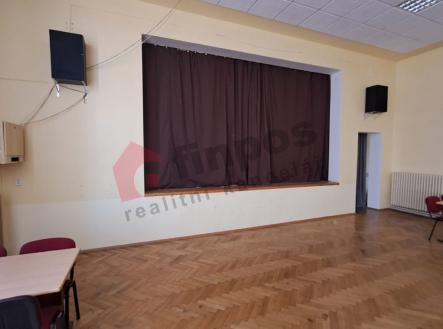 Pronájem - komerční objekt, nákupní středisko, 495 m²