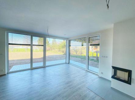 prázdná místnost s přirozené světlo, dřevěná podlaha, a krb | Prodej bytu, 3+kk, 76 m²