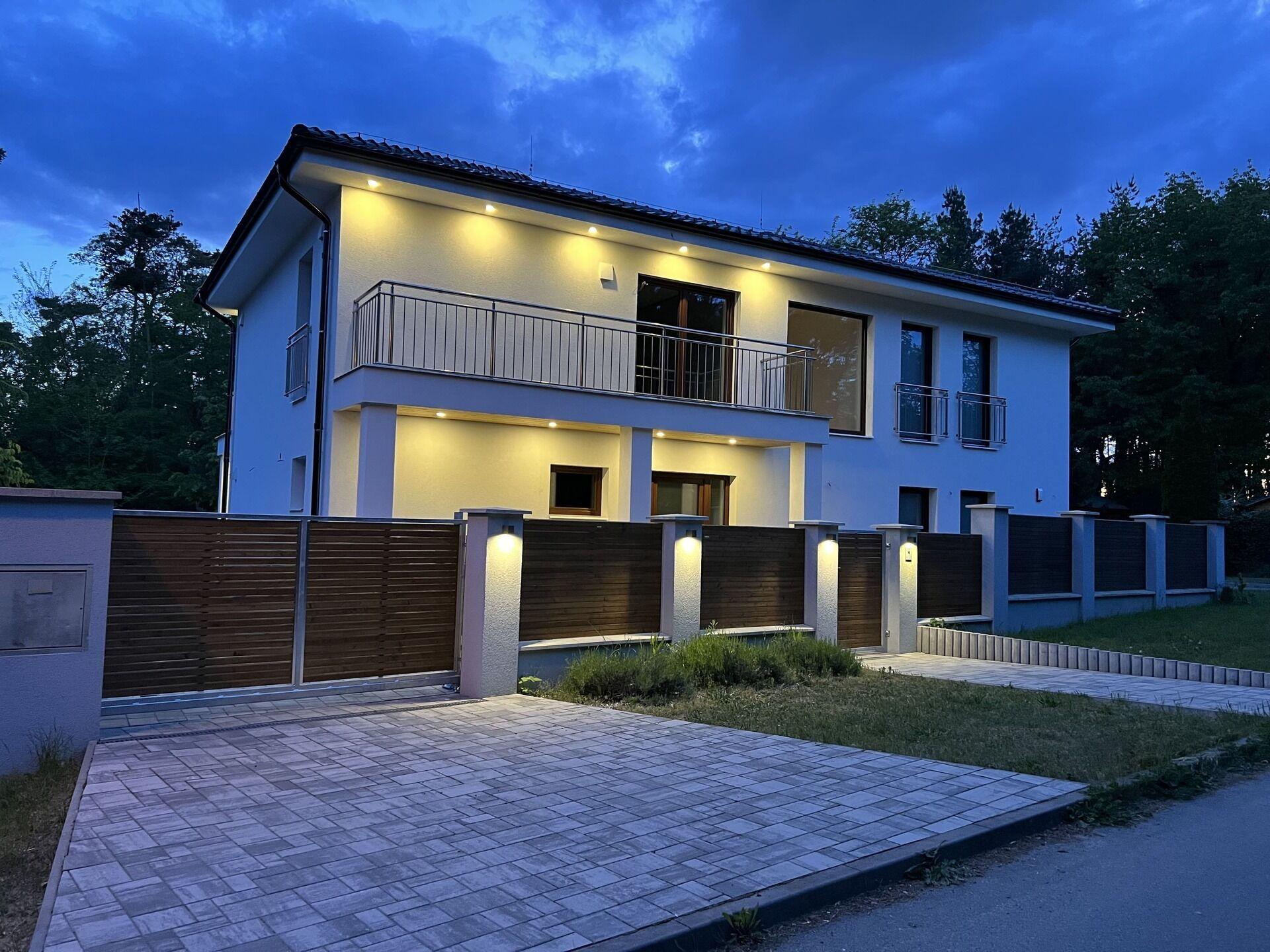 Moderní rodinný dům na rohové parcele ve Třech Dvorech