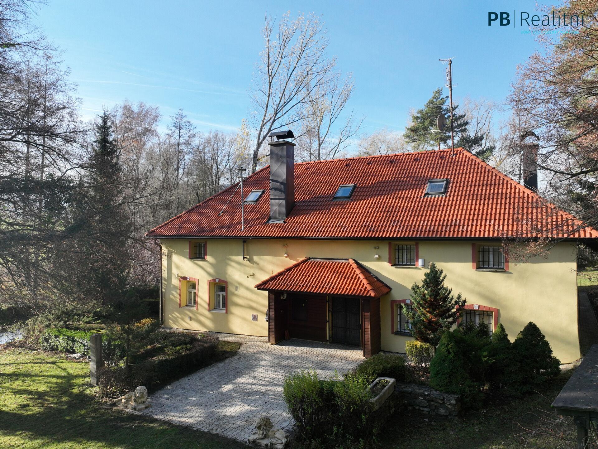 Prodej rodinného domu 450 m2, pozemek 4111 m2 v obci Křemže - Chlumeček