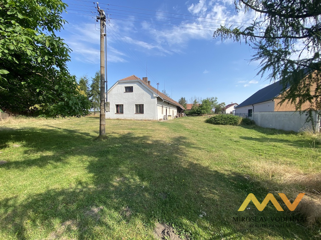 Prodej vesnického rodinného domu s hospodářským zázemím 230 m2, obec Srch - Hrádek.