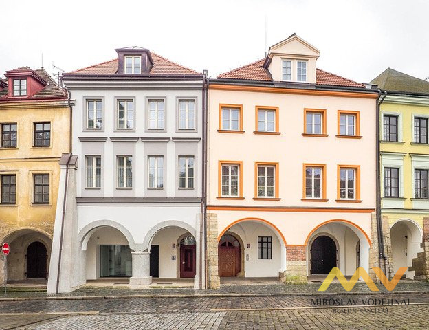 Pronájem nadstandardního bytu 1+kk, 98 m2, Hradec Králové – centrum. 