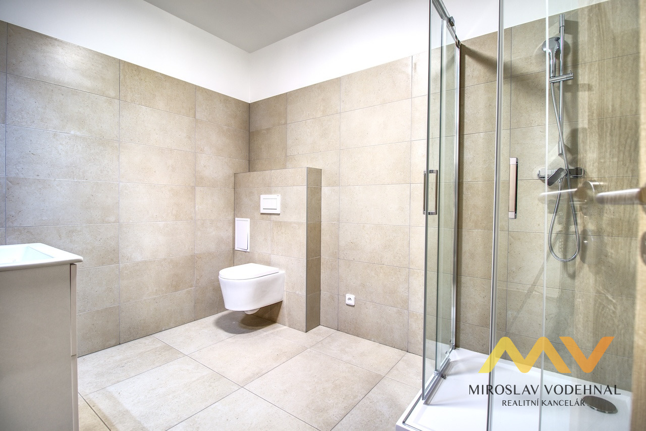 Stylový ateliér 2+kk, 59 m² – moderní bydlení či reprezentativní prostor ve Smiřicích.