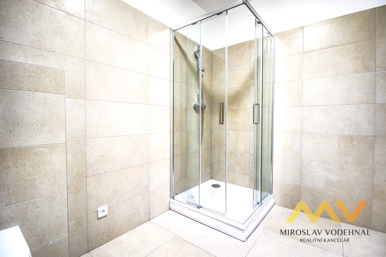 Stylový ateliér 2+kk, 59 m² – moderní bydlení či reprezentativní prostor ve Smiřicích.