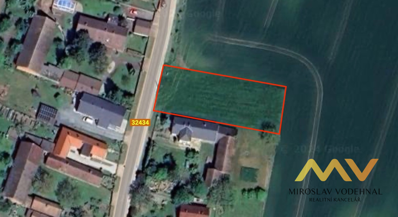 Prodej stavebního pozemku 1293 m² v Rosnicích u Všestar.