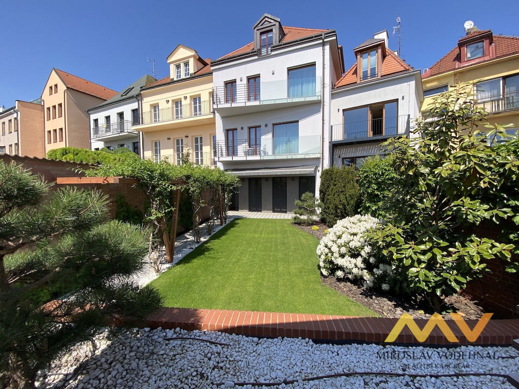 Pronájem exkluzivního apartmánu 78 m² s balkonem a výhledem do zahrad v centru Hradce Králové.