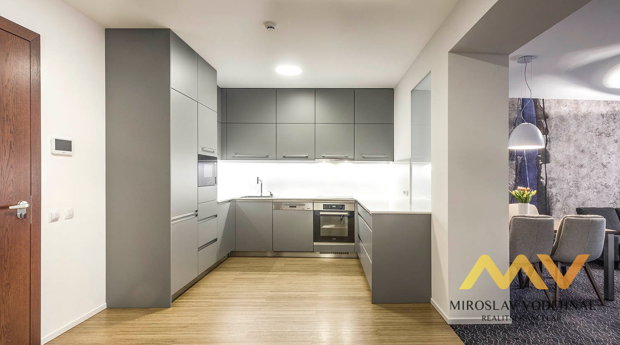 Pronájem exkluzivního apartmánu 78 m² s balkonem a výhledem do zahrad v centru Hradce Králové.