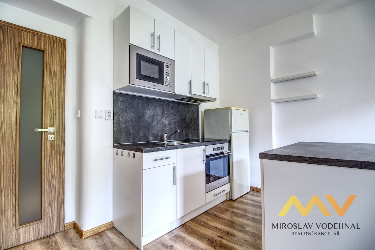 Prodej útulného bytu 2+kk, 45 m² s balkónem, Pardubice - centrum.