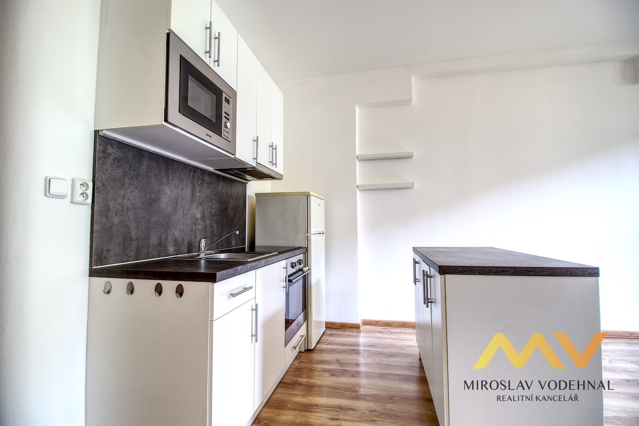Prodej útulného bytu 2+kk, 45 m² s balkónem, Pardubice -  centrum.