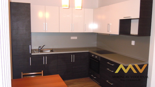 Pronájem moderního bytu 2+kk, 58 m² s lodžií, obec Kvasiny.