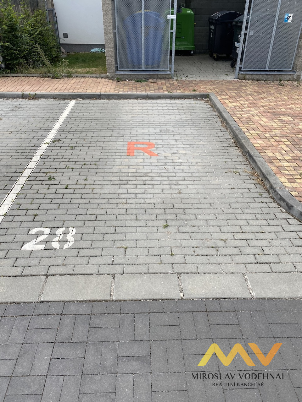 Pronájem vyhrazeného parkovacího místa, Hradec Králové - ul. Antonína Petrofa.