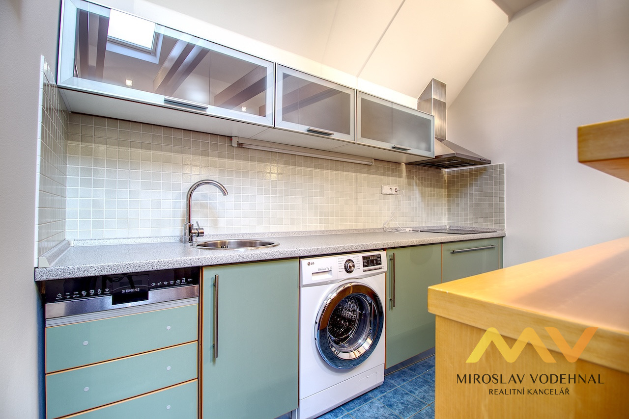 Pronájem podkrovního apartmánu 1+kk o rozloze 98 m² v centru Hradce Králové – Malé náměstí.