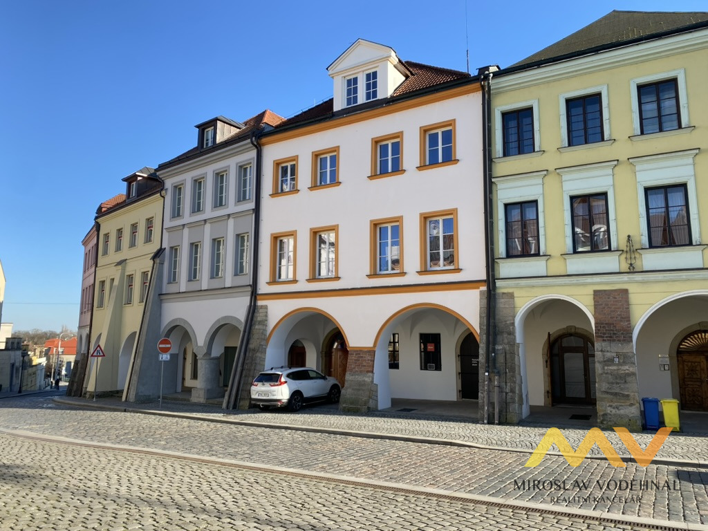 Pronájem nadstandardního bytu 2+kk, 98 m² s balkonem, Hradec Králové - centrum.