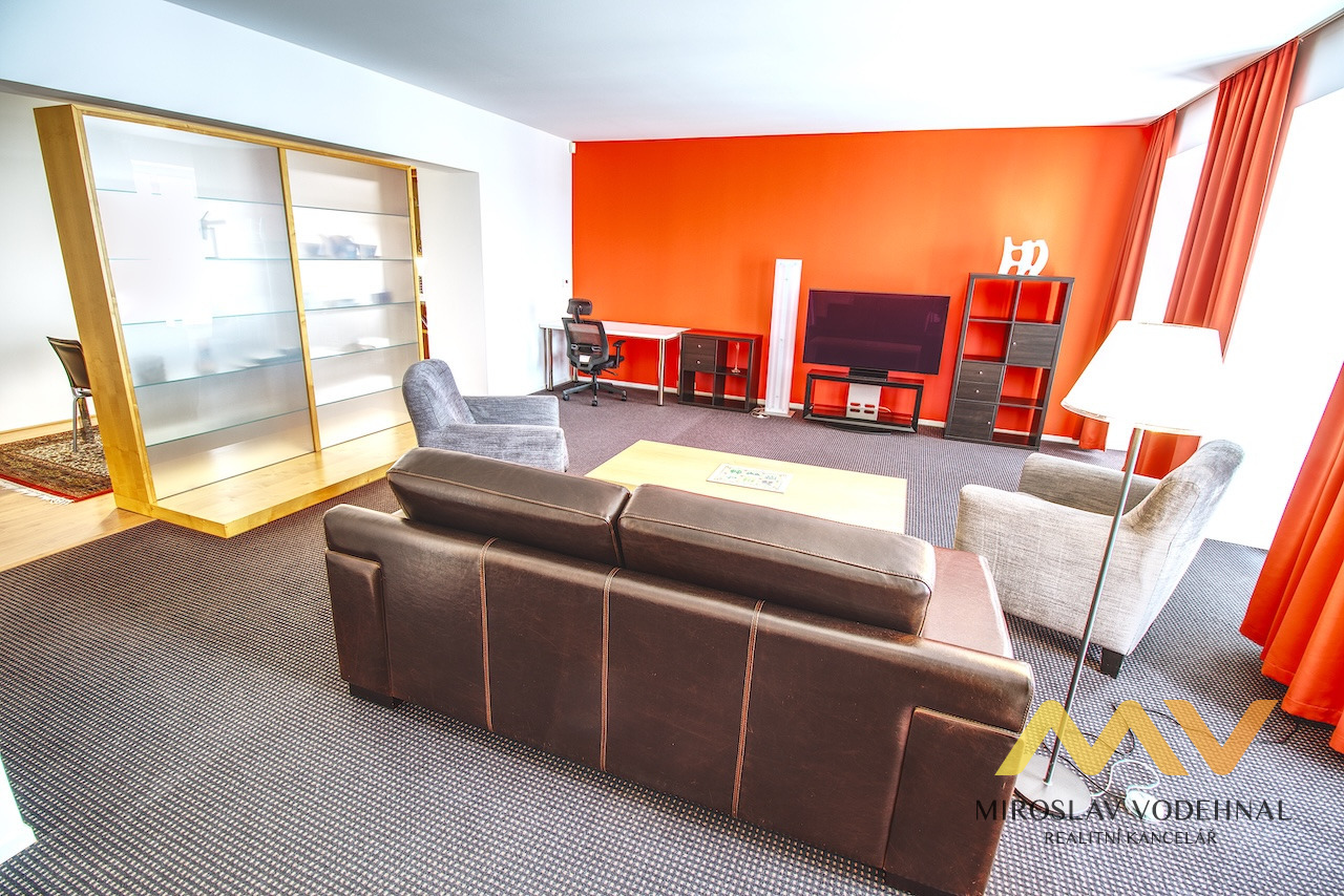 Pronájem nadstandardního bytu 2+kk, 98 m² s balkonem, Hradec Králové - centrum.