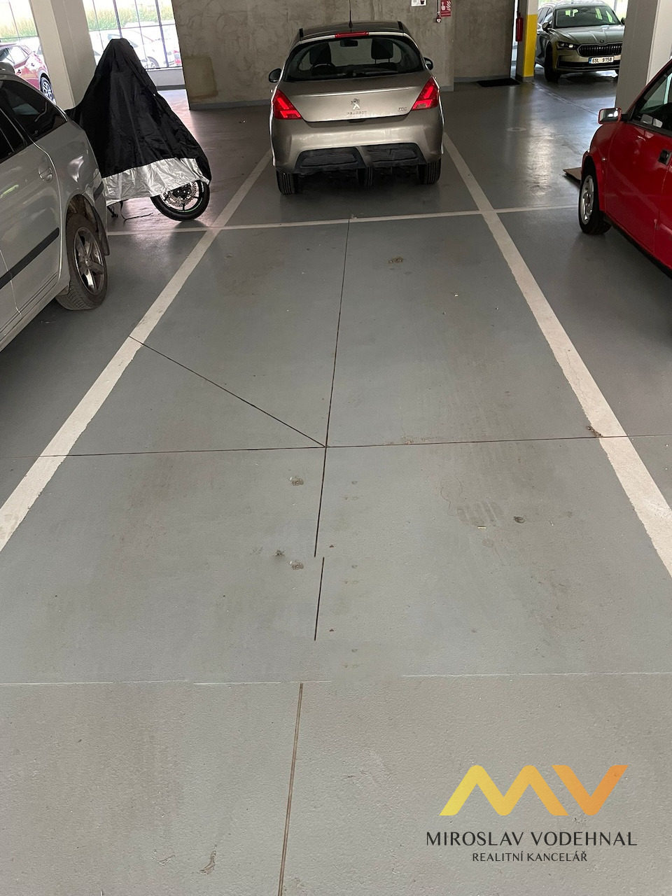 Pronájem garážového parkovacího stání, 12 m² – Hradec Králové, ul. Kubelíkova.