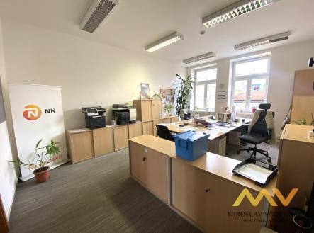 Pronájem - kanceláře, 259 m²