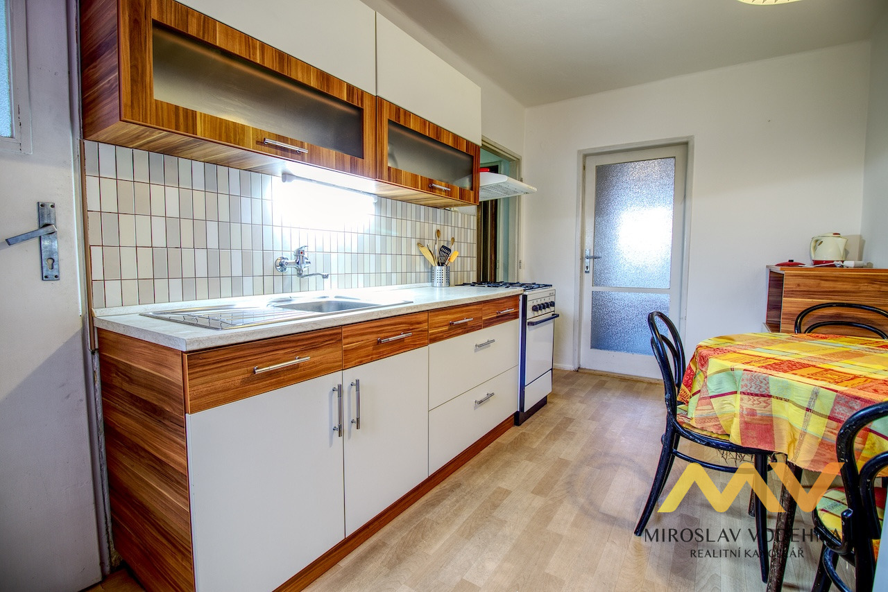 Pronájem zařízeného bytu 2+1, 55 m2 s balkónem, Hradec Králové – ul. Na Střezině.