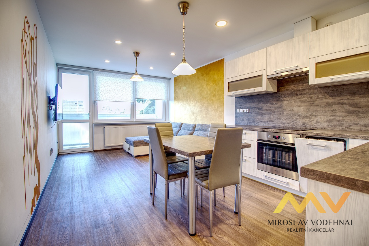 Pronájem rekonstruovaného bytu 3+kk, 72 m2/L, Hradec Králové - ul. Na Zahrádkách. 