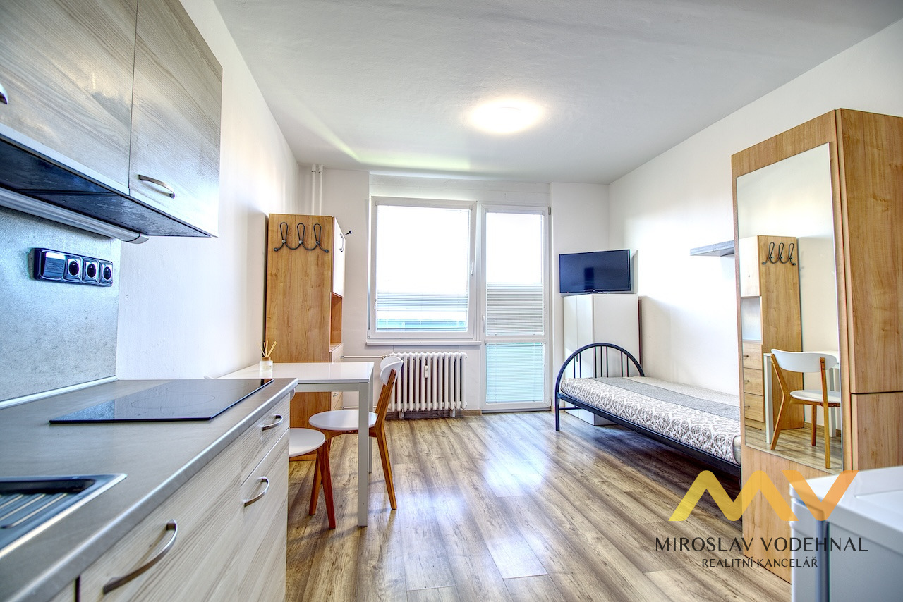 Pronájem bytu 1+kk, 22 m2 s lodžií, Hradec Králové - ul. Brožíkova.