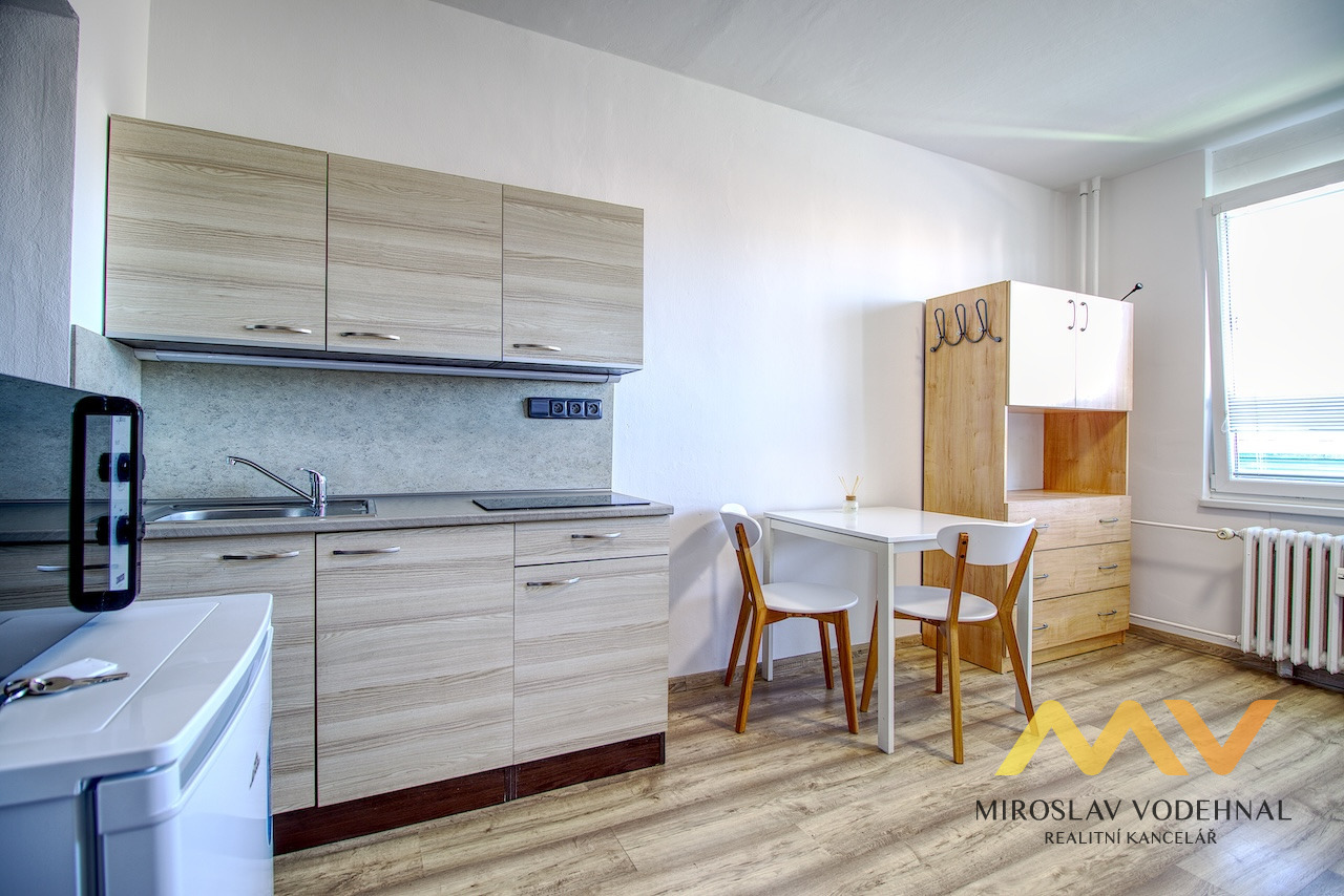 Pronájem bytu 1+kk, 22 m2 s lodžií, Hradec Králové - ul. Brožíkova.