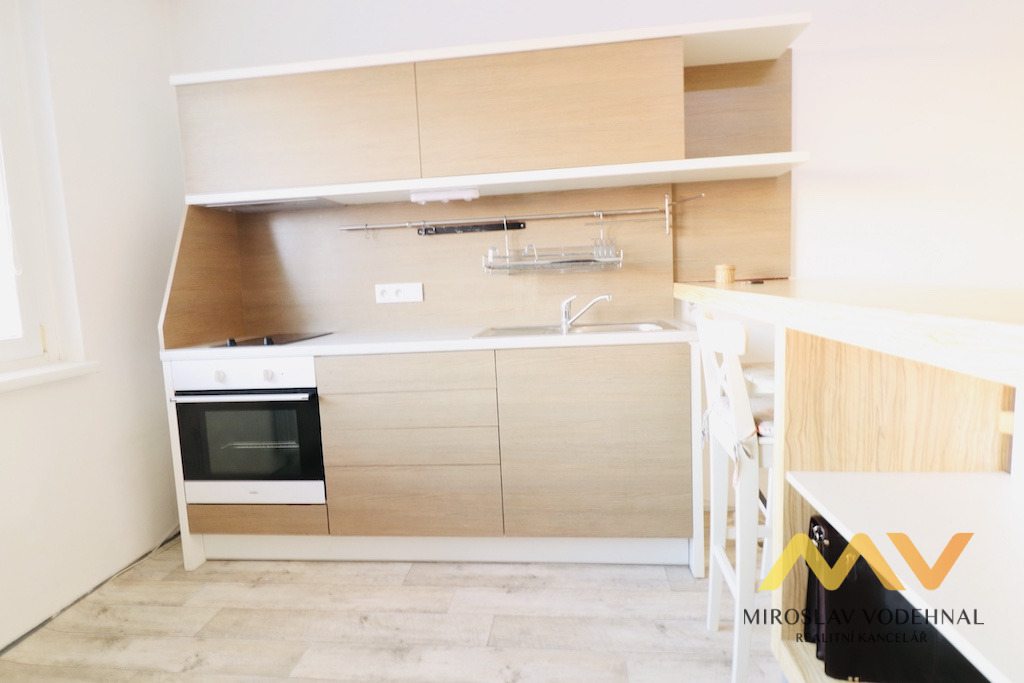 Pronájem bytu 2+kk, 41 m2, Hradec Králové - třída Edvarda Beneše. 