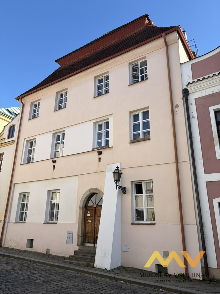 Pronájem atypického  bytu 2+kk, 36 m2 + galerie 8 m2, Hradec Králové – centrum.