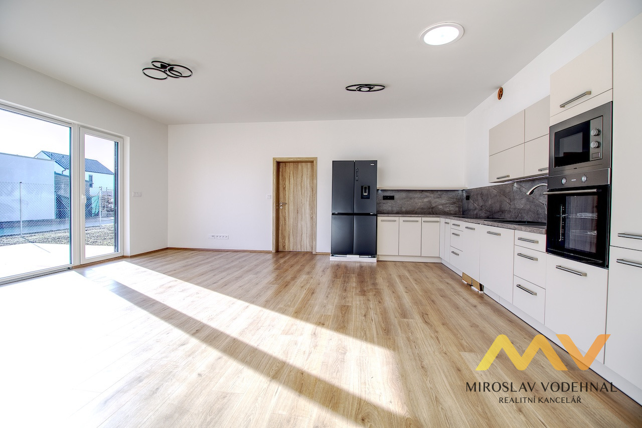 Pronájem novostavby rodinného domu 4+kk, 121 m2 se zahradou, Hradec Králové - Svobodné dvory. 