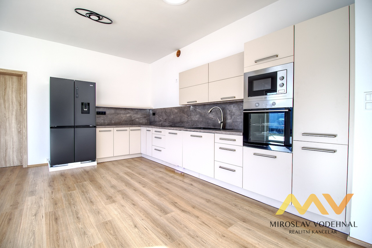 Pronájem novostavby rodinného domu 4+kk, 121 m2 se zahradou, Hradec Králové - Svobodné dvory. 