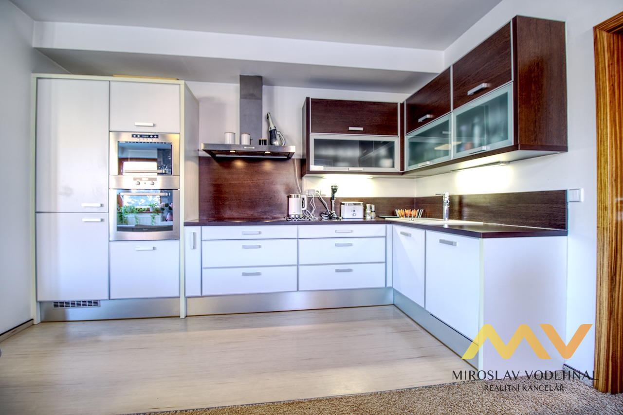 Pronájem nadstandardního bytu 4+kk, 95 m2, Hradec Králové - u Biřičky.