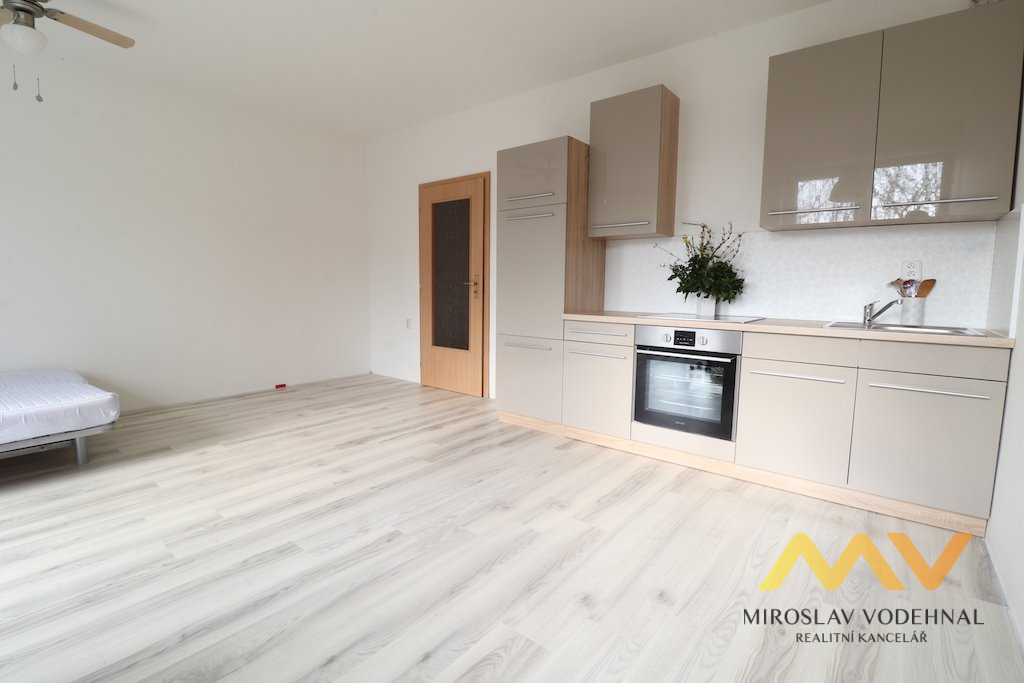 Pronájem útulného bytu 1+kk, 33 m², Hradec Králové – ul. Ve Stromovce. 