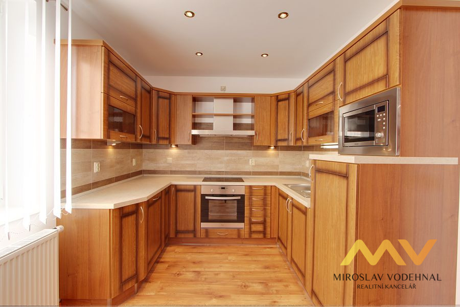 Pronájem luxusního mezonetového bytu 4+kk s ateliérem, 115 m², Lochenice (u Hradce Králové).