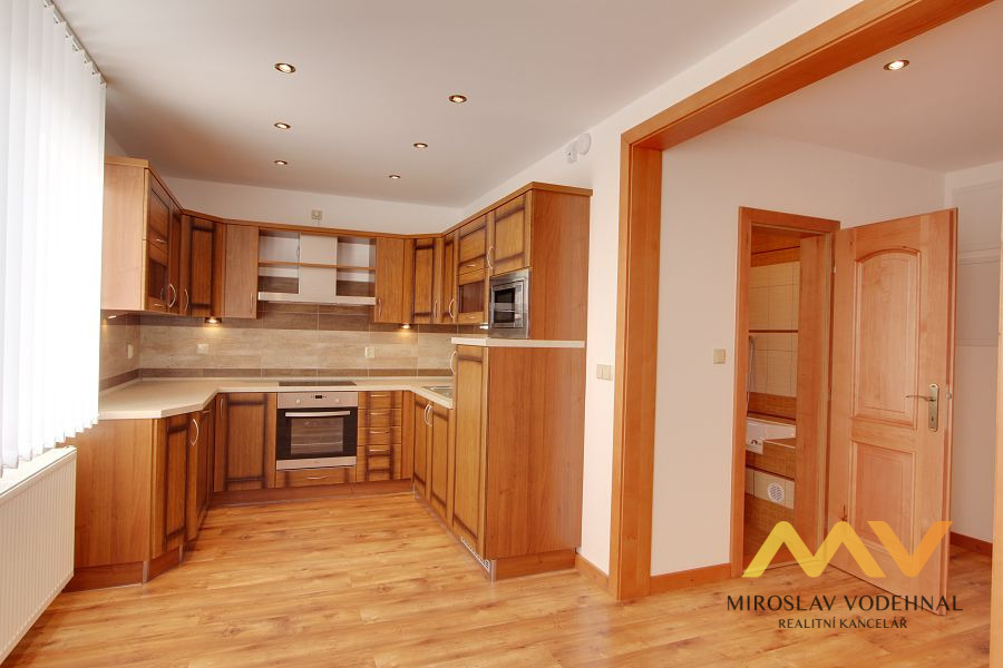 Pronájem luxusního mezonetového bytu 4+kk s ateliérem, 115 m², Lochenice (u Hradce Králové).