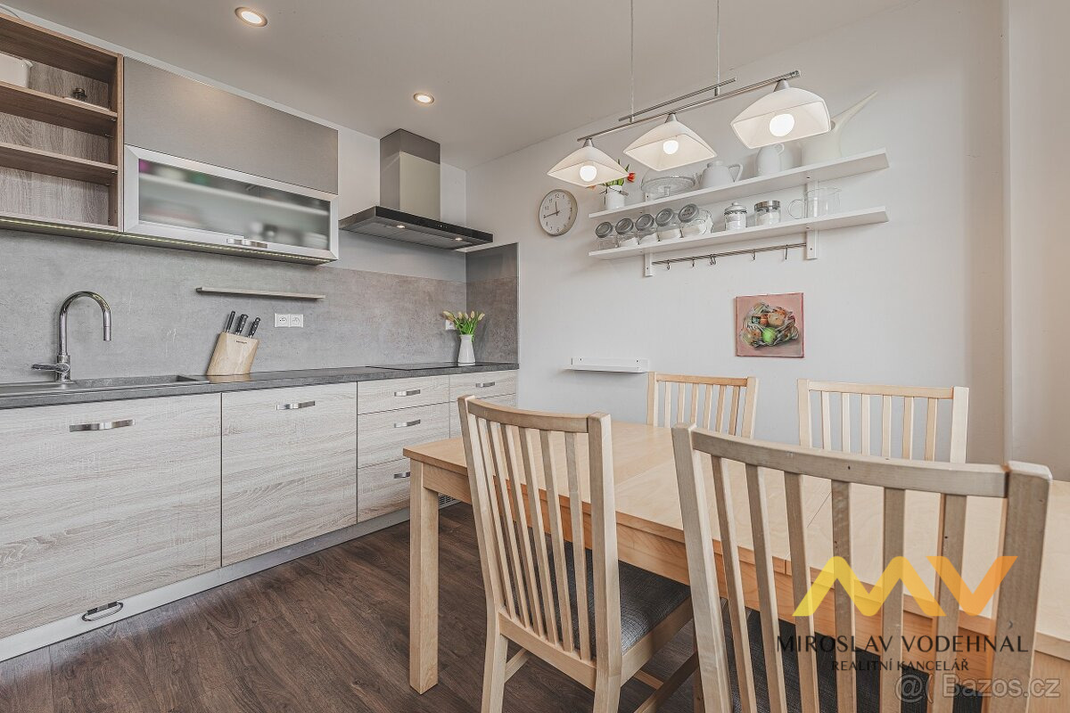 Pronájem zrekonstruovaného bytu 3+1 s lodžiemi, 98 m² – Hradec Králové, tř. Edvarda Beneše.