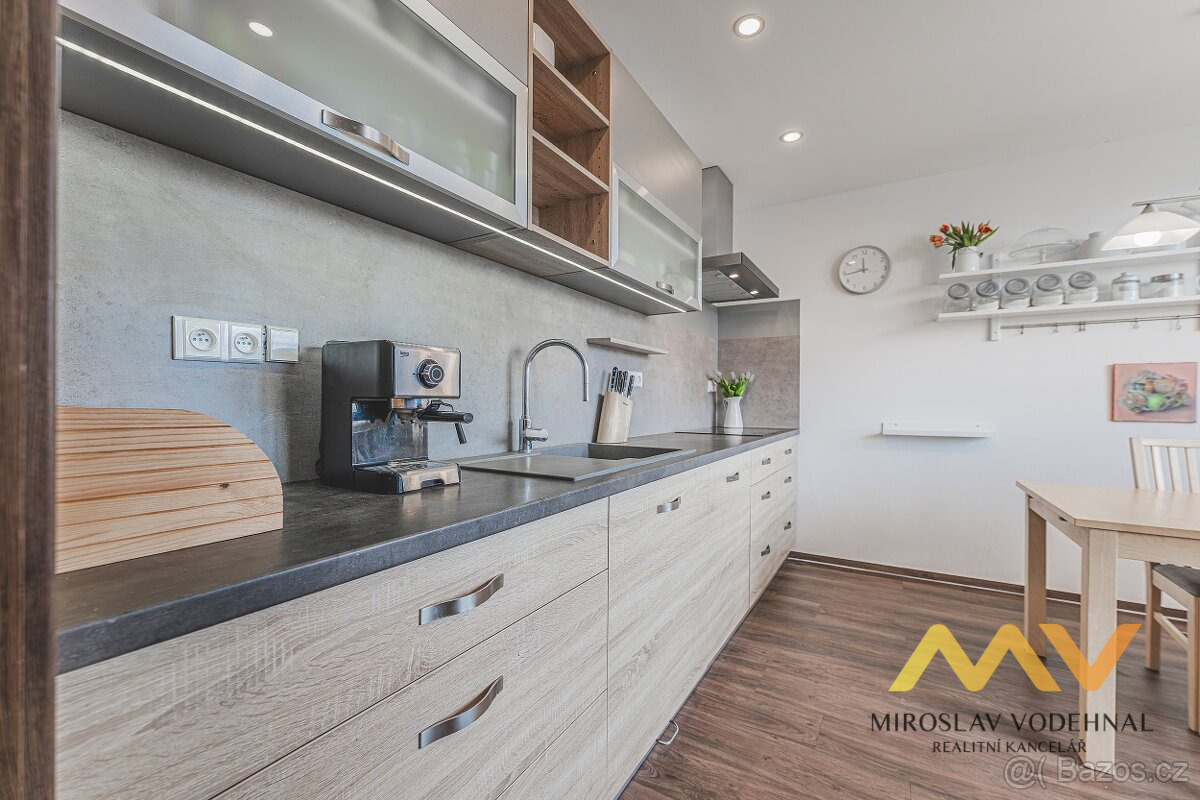 Pronájem zrekonstruovaného bytu 3+1 s lodžiemi, 98 m² – Hradec Králové, tř. Edvarda Beneše.